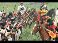 History enthusiasts, dressed as members of Allied Army, exercise at the bivouac of the famous battle of Waterloo in Waterloo, some 20 km south of Brussels, capital of Belgium, June 19, 2010. About 3,000 men across the Europe gathered in Waterloo this weekend to re-enact the crucial battle in 1815. [Xinhua]