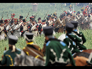 History enthusiasts, dressed as members of Allied Army, exercise at the bivouac of the famous battle of Waterloo in Waterloo, some 20 km south of Brussels, capital of Belgium, June 19, 2010. About 3,000 men across the Europe gathered in Waterloo this weekend to re-enact the crucial battle in 1815. [Xinhua]