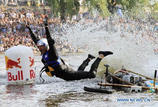 A participant falls in water while competing during Red Bull Flugtag 2010 in Kiev, capital of Ukraine, on June 19, 2010. [Xinhua] 