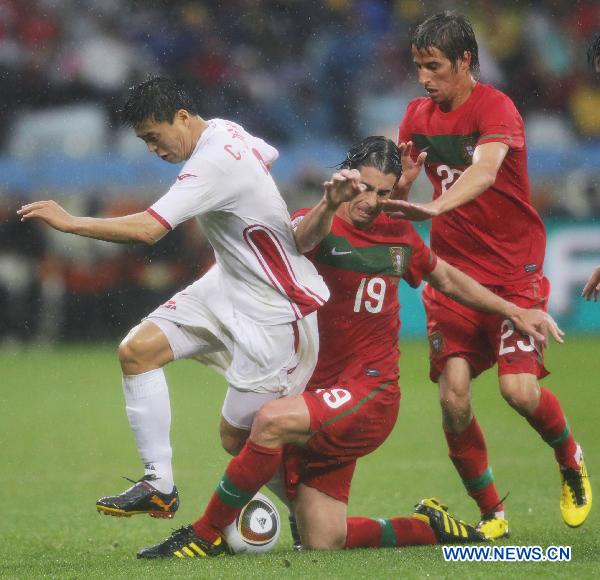 Cha Jong-Hyok (L) of Democratic People's Republic of Korea (DPRK) is defended by Tiago (C) and Fabio Coentrao of Portugal during their 2010 World Cup group G soccer match at Green Point stadium in Cape Town, South Africa, June 21, 2010. (Xinhua/Xing Guangli)