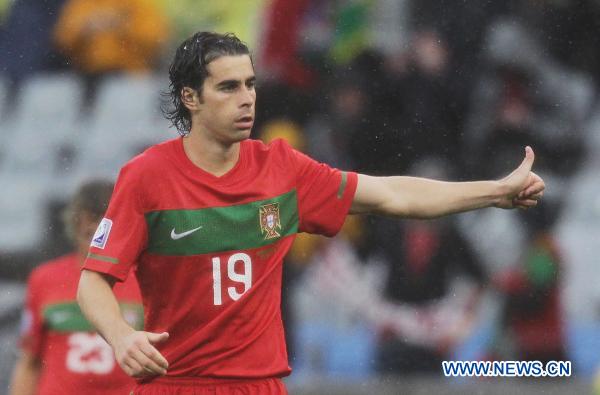 Tiago of Portugal thumbs up to a teammate during the 2010 World Cup group G soccer match against Democratic People's Republic of Korea (DPRK) at Green Point stadium in Cape Town, South Africa, June 21, 2010. (Xinhua/Xing Guangli)