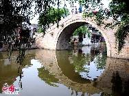 Xitang is an ancient town in the north of Jiashan County. It has a peaceful and beautiful environment, with flat terrain and netted rivers. It features huge area and a large number of bridges, lanes, and ceilinged corridors. [Photo by Liu Yi]