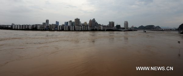 Photo taken on June 19, 2010 shows the flooded Liujiang River in Liuzhou, south China&apos;s Guangxi Zhuang Autonomous Region. The water level at Liuzhou hydrological station reached 82.61 meters surpassing 0.11 meter of the flood alert level. [Xinhua]