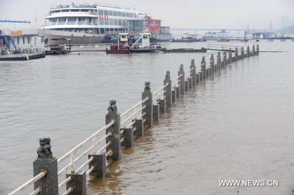 Handrails on the bank of Xiangjiang River are submerged by flood water in Changsha, capital of central China&apos;s Hunan Province, June 19, 2010. [Xinhua]