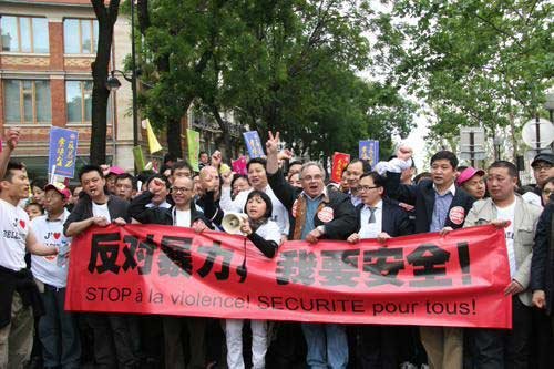 Organizers expected about 10,000 Chinese nationals would take to the streets of Paris on Sunday, appealing for the French government to improve public security in the country where the Chinese community has been frequent victims of robbery. [People's Daily photo]