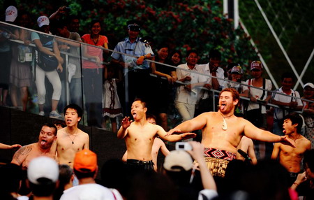 Visitors join shows at Shanghai Expo