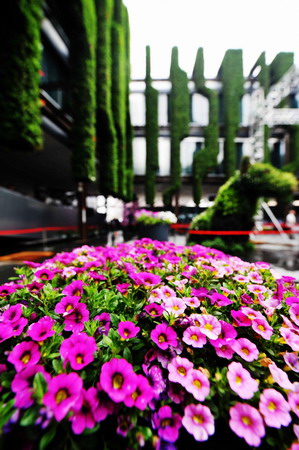 Arts and flowers greet France National Pavilion Day