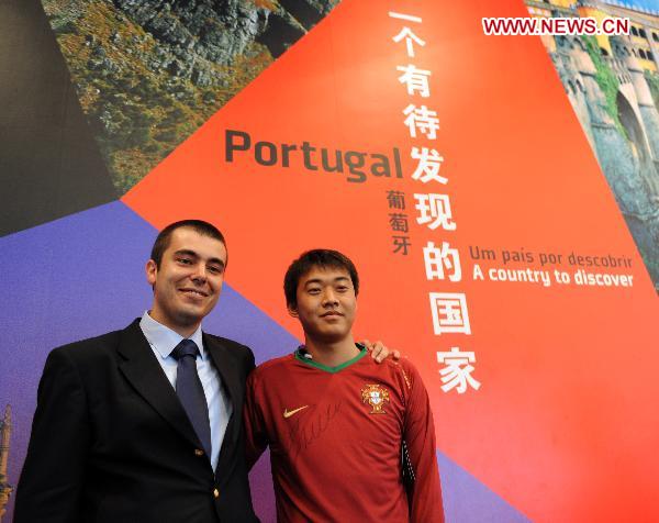 888,888th to Portugal Pavilion gets C. Ronaldo's signed jersey