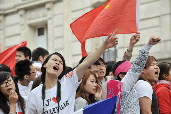 Chinese protest in Paris ends in tear gas