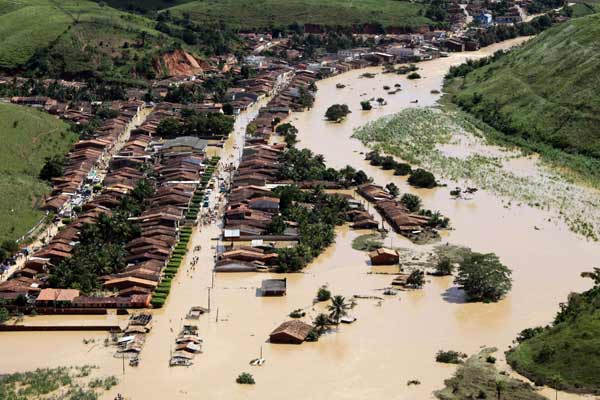 This photo released by the Brazilian state of Alagoas government, shows an aerial view of a flooded area of Jacuipe, in northeastern Alagoas state, Brazil, Monday, June 21, 2010. Officials said floods and mudslides have now killed at least 31 people in northeastern Brazil. [Xinhua]