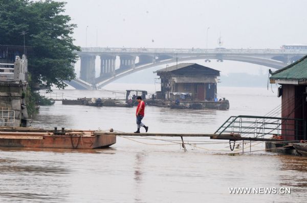 Photo taken on June 21, 2010 shows the main channel of the flooded Xiangjiang River in Changsha, central China's Hunan Province. Due to heavy rains and the flood discharge, the water level of Xiangjiang River at the Changsha section reached 36.33 meters at 1:00 pm on Monday, 0.33 meters above the warning level. [Xinhua]