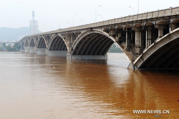 Photo taken on June 21, 2010 shows piers of the Juzizhou Bridge submerged in the flooded Xiangjiang River in Changsha, central China's Hunan Province. Due to heavy rains and the flood discharge, the water level of Xiangjiang River at the Changsha section reached 36.33 meters at 1:00 pm on Monday, 0.33 meters above the warning level. [Xinhua]