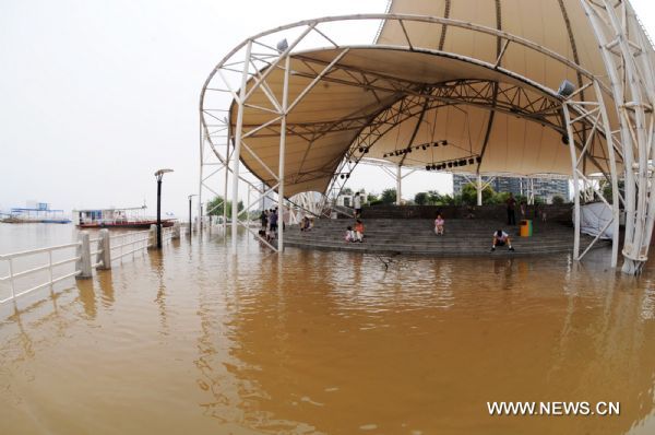 The bottomland of a square for sight-seeing is submerged by flood on the bank of the flooded Xiangjiang River in Changsha, central China's Hunan Province, June 21, 2010. Due to heavy rains and the flood discharge, the water level of Xiangjiang River at the Changsha section reached 36.33 meters at 1:00 pm on Monday, 0.33 meters above the warning level. [Xinhua]