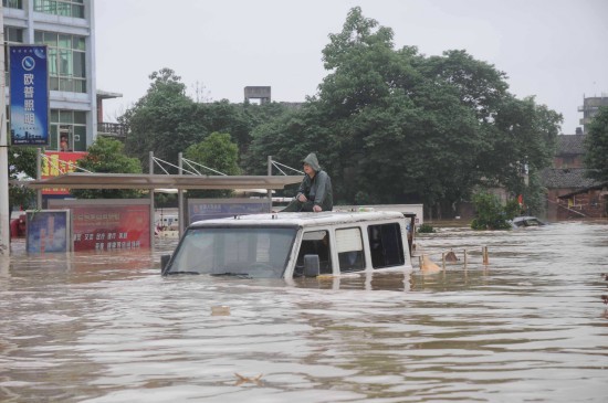 As of Monday, the water level of all the 26 rivers in Jiangxi has gone above the warning line, while the water level of six rivers, such as Xinjiang river and Fuhe river, has hit a record high. 