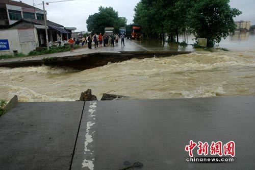 As of Monday, the water level of all the 26 rivers in Jiangxi has gone above the warning line, while the water level of six rivers, such as Xinjiang river and Fuhe river, has hit a record high. 