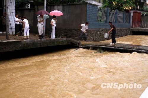 As of Monday, the water level of all the 26 rivers in Jiangxi has gone above the warning line, while the water level of six rivers, such as Xinjiang river and Fuhe river, has hit a record high.