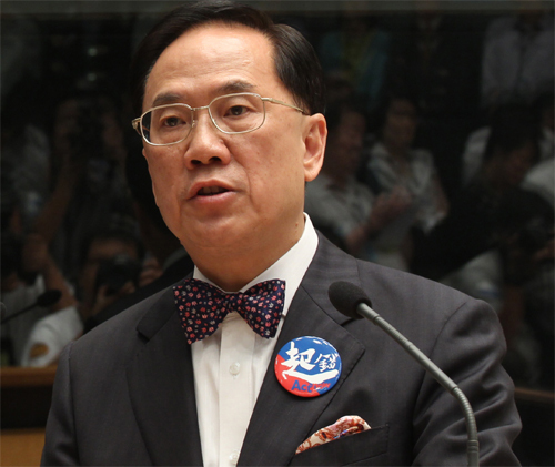 Hong Kong Chief Executive Donald Tsang speaks to the press in Hong Kong on Monday, June 21, 2010. The special administrative region announced a revised political reform plan in a last-ditch eff ort to break a deadlock between the government and democracy campaigners fi ghting for universal suff rage. [China Daily]