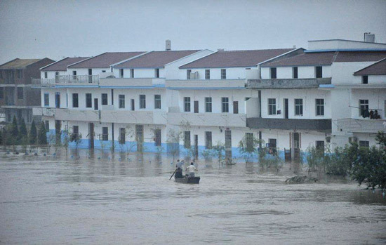 As of Monday, the water level of all the 26 rivers in Jiangxi has gone above the warning line, while the water level of six rivers, such as Xinjiang river and Fuhe river, has hit a record high.