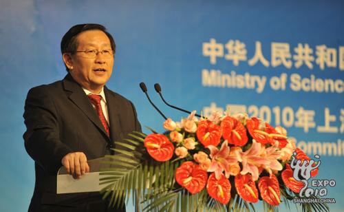 China's Minister of Science and Technology Wan Gang addresses the forum.
