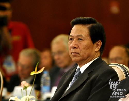 Liang Baohua, chief of the Communist Party of China in Jiangsu, attends the forum.
