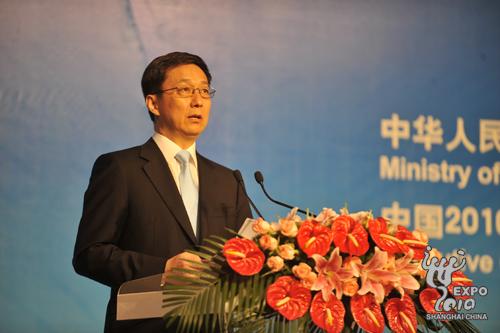 Shanghai Mayor Han Zheng addresses the forum.