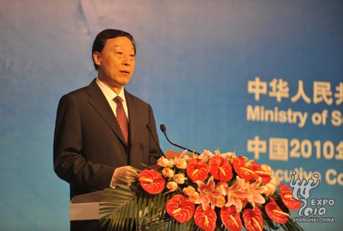 Jiangsu's governor Luo Zhijun addresses the forum.