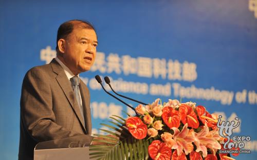 Supachai Panitchpakdi, secretary general of UNCTAD, delivers a speech.