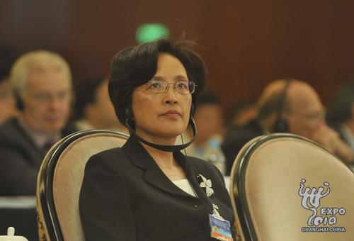 Zhong Yanqun, fulltime deputy director of the World Expo 2010 Shanghai Executive Committee, attends the forum.