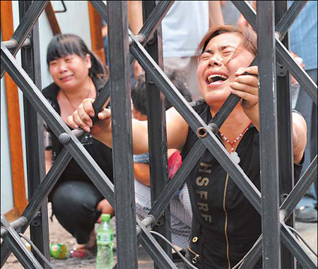 Relatives of victims in a coal mine blast grieve for their loved ones at Pingdingshan, Henan province, on Monday. 