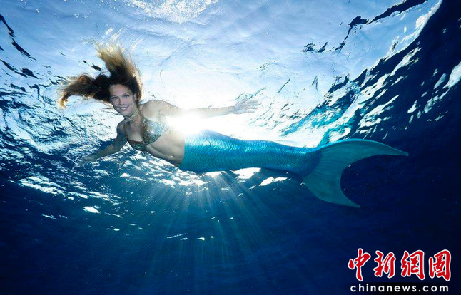 Professional mermaid Linden Wolbert swims in the Caribbean using her 15,000 U.S. dollars custom-made tail. [chinanews.com] 