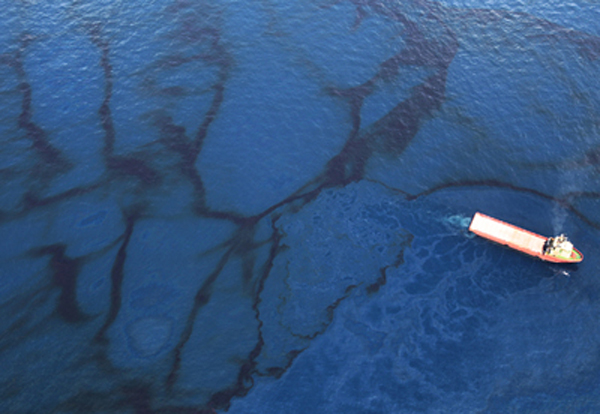 A supply vessel passes through oil floating near the site of the Deepwater Horizon oil spill in the Gulf of Mexico off Louisiana on May 31.[chinanews.com]