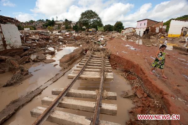 Photo taken on June 22, 2010 shows a damaged railway caused by overflowing water in the northeastern part of Brazil. Raging floods in northeastern Brazil have killed at least 41 people and left as many as 1,000 missing, officials said Tuesday. [Agencia Estado/Xinhua]