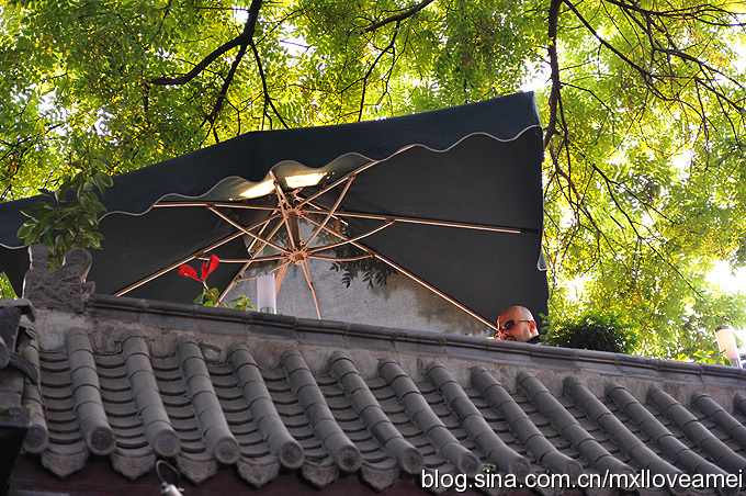 Located several kilometers north of the Forbidden City and just east of Houhai Lake is Nanluoguxiang, an 800-meter long north-south alleyway filled with cafes, bars, and shops all designed in classical Chinese 'hutong' style.