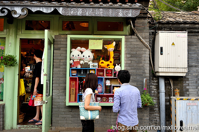 Located several kilometers north of the Forbidden City and just east of Houhai Lake is Nanluoguxiang, an 800-meter long north-south alleyway filled with cafes, bars, and shops all designed in classical Chinese 'hutong' style.
