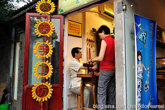 Located several kilometers north of the Forbidden City and just east of Houhai Lake is Nanluoguxiang, an 800-meter long north-south alleyway filled with cafes, bars, and shops all designed in classical Chinese 'hutong' style.