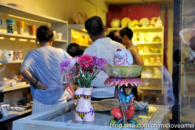 Located several kilometers north of the Forbidden City and just east of Houhai Lake is Nanluoguxiang, an 800-meter long north-south alleyway filled with cafes, bars, and shops all designed in classical Chinese 'hutong' style.