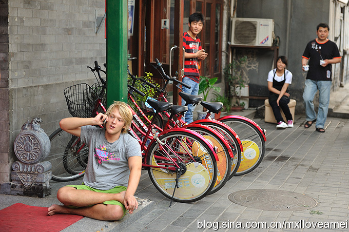 Located several kilometers north of the Forbidden City and just east of Houhai Lake is Nanluoguxiang, an 800-meter long north-south alleyway filled with cafes, bars, and shops all designed in classical Chinese 'hutong' style.