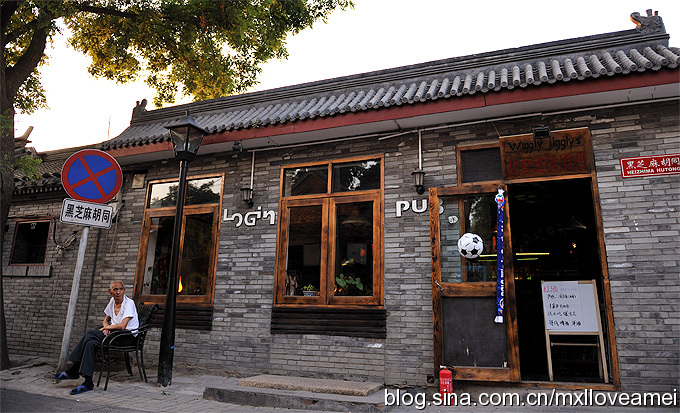 Located several kilometers north of the Forbidden City and just east of Houhai Lake is Nanluoguxiang, an 800-meter long north-south alleyway filled with cafes, bars, and shops all designed in classical Chinese 'hutong' style.