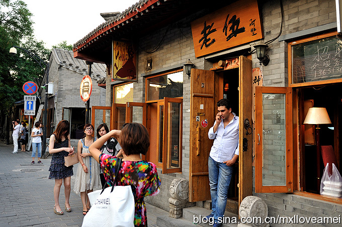 Located several kilometers north of the Forbidden City and just east of Houhai Lake is Nanluoguxiang, an 800-meter long north-south alleyway filled with cafes, bars, and shops all designed in classical Chinese 'hutong' style. 