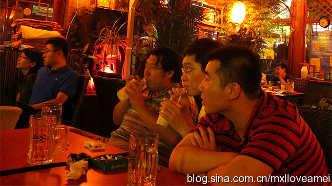 Located several kilometers north of the Forbidden City, and just east of Houhai Lake, is Nanluoguxiang, an 800-meter north-south alleyway filled with cafes, bars and shops, all designed in classical Chinese 'hutong' style. The bars on Nanluoguxiang are files with World Cup fans each night. [Sina Photo] 