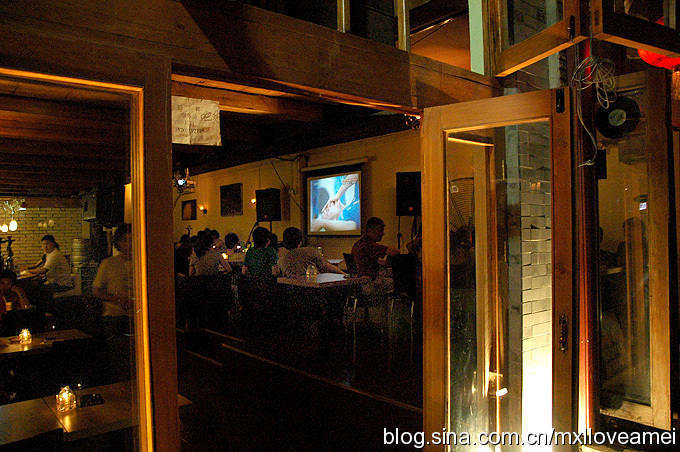 Located several kilometers north of the Forbidden City, and just east of Houhai Lake, is Nanluoguxiang, an 800-meter north-south alleyway filled with cafes, bars and shops, all designed in classical Chinese 'hutong' style. The bars on Nanluoguxiang are files with World Cup fans each night. [Sina Photo]