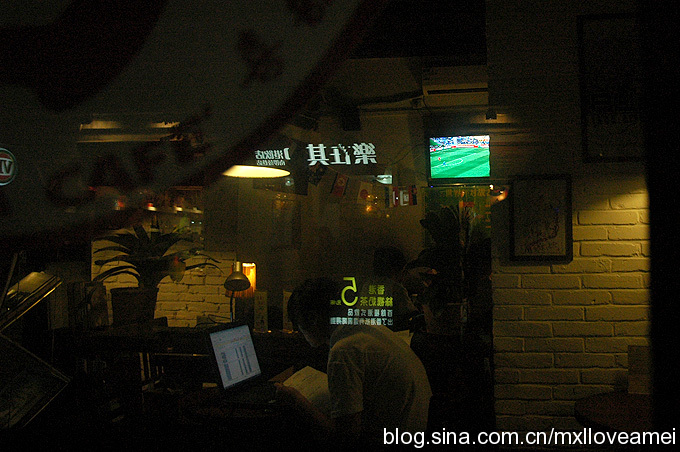 Located several kilometers north of the Forbidden City, and just east of Houhai Lake, is Nanluoguxiang, an 800-meter north-south alleyway filled with cafes, bars and shops, all designed in classical Chinese 'hutong' style. The bars on Nanluoguxiang are files with World Cup fans each night. [Sina Photo]