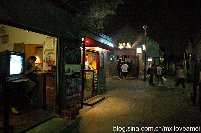 Located several kilometers north of the Forbidden City, and just east of Houhai Lake, is Nanluoguxiang, an 800-meter north-south alleyway filled with cafes, bars and shops, all designed in classical Chinese 'hutong' style. The bars on Nanluoguxiang are files with World Cup fans each night. [Sina Photo]