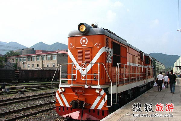 The red train has quite a vintage look. [Photo:travel.sohu.com]