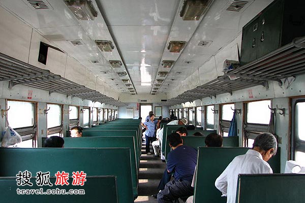 The train is usually half empty with only local passengers. [Photo:travel.sohu.com] 