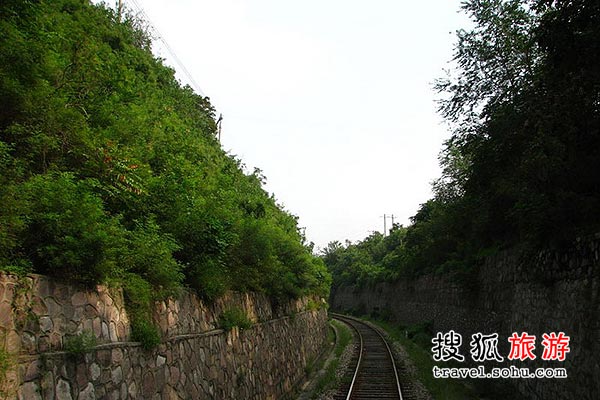 A battered station board stands on the platform. [Photo:travel.sohu.com] 