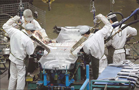 Workers at a Honda production line in Guangzhou. China's automobile sales are expected to maintain year-on-year growth of 20 percent in the next five years. [China Daily]