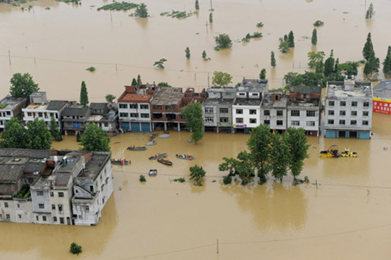 Photo taken on June 22, 2010 shows a flooded village in Fuzhou, Jiangxi province. [Photo/Xinhua]