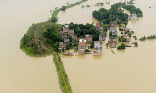 Photo taken on June 22, 2010 shows a flooded village in Fuzhou, Jiangxi province. [Photo/Xinhua] 