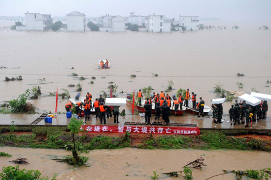 As of Monday, the water level of all the 26 rivers in Jiangxi has gone above the warning line, while the water level of six rivers, such as Xinjiang river and Fuhe river, has hit a record high. 